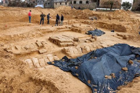 عمال فلسطينيون يعملون داخل مقبرة مكتشفة حديثا في مدينة بيت لاهيا شمال قطاع غزة.jpg