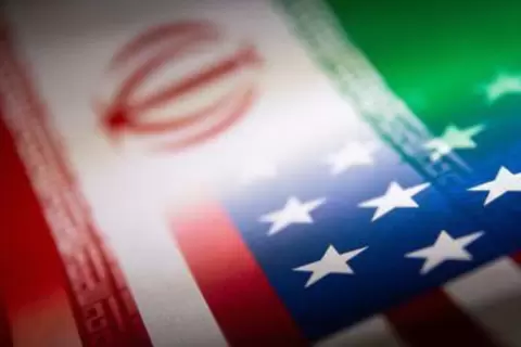 علم الولايات المتحدة الأمريكية والعلم الإيراني في صورة توضيحية التقطت يوم 27 يناير كانون الثاني 2022. تصوير: دادو روفيتش - رويترز
