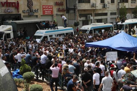 فلسطينيون يشاركون في وقفة احتجاجية على ارتفاع أسعار السلع الأساسية في مدينة الخليل بالضفة الغربية
