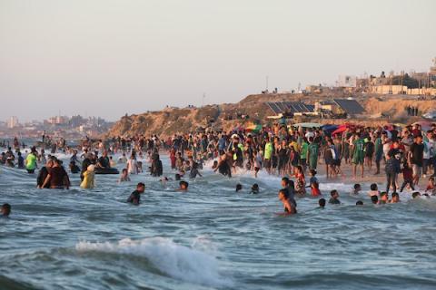 اصطياف المواطنين الفلسطينيين على شاطئ بحر مدينة دير البلح وسط قطاع غزة.jpg