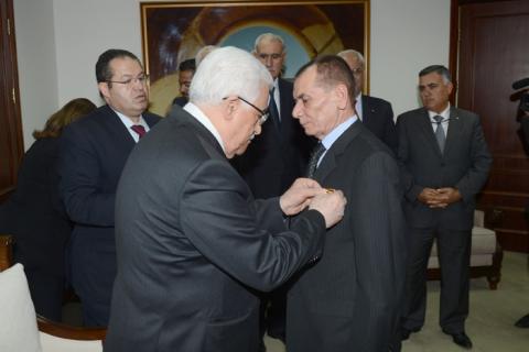الرئيس محمود عباس، يكرم قائد قوات ال17 اللواء فيصل أبو شرخ 2013/8/25 (عدسة:ثائر غنايم)
