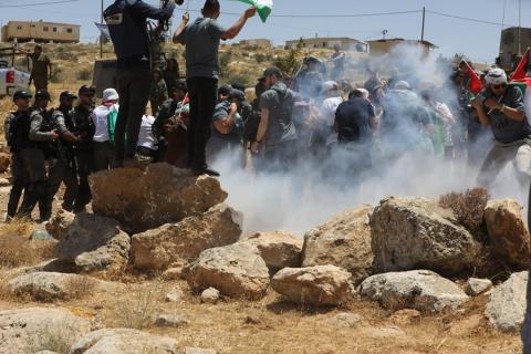 قوات الاحتلال تقمع مسيرة في منطقة طريق بير العد المؤدي الى مسافر يطا جنوب الخليل.jpg