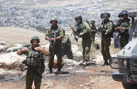 مواجهات بين متظاهرون فلسطينيون وقوات الاحتلال الاسرائيلي خلال احتجاج على مصادرة الأراضي الفلسطينية قبل السلطات الاسرائيلية في قرية ترقوميا شمال غرب الخليل.jpg