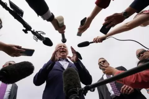 الرئيس الأمريكي جو بايدن يتحدث للصحفيين قبل مغادرة لوس أنجيليس يوم 11 يونيو حزيران 2022. تصوير: كيفن لامارك - رويترز