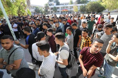 طلاب الثانوية العامة - توجيهي- ينتظرون لتقديم امتحانات الثانوية لليوم الأول، في دير البلح وسط قطاع غزة