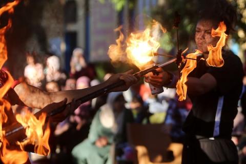 فلسطينيون يشاركون في  عرض  سيرك وحركات بهلوانيه مع فريق ايطالي بمدينة غزة