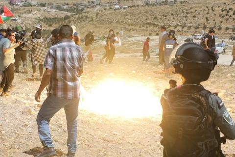 قوات الاحتلال تقمع مسيرة في منطقة طريق بير العد المؤدي الى مسافر يطا جنوب الخليل 6.jpg