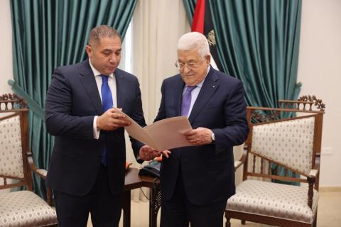 الرئيس لدى تسلّمه دعوة نظيره المصري لحضور مؤتمر قمة المناخ.jpg