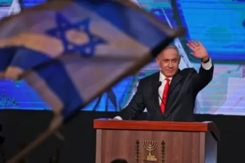 نيامين نتانياهو يحيي مؤيديه في مقر حملته الانتخابية في القدس، وكلف الرئيس رؤوفين ريفلين نتانياهو في السادس من نيسان/أبريل تشكيل الحكومة المقبلة afp