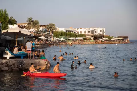 Hadas Parush/Flash90  .. سائحون يسبحون في البحر الأحمر في مدينة دهب بشبه جزيرة سيناء بمصر يوم 11 أكتوبر 2019.