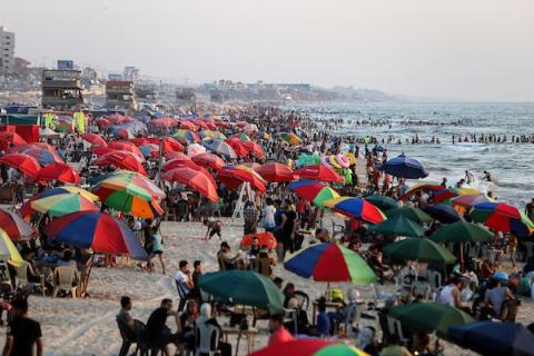 فلسطينيون يستمتعون بأوقاتهم على شاطئ بحر مدينة غزة خلال العطلة الأسبوعية.jpg