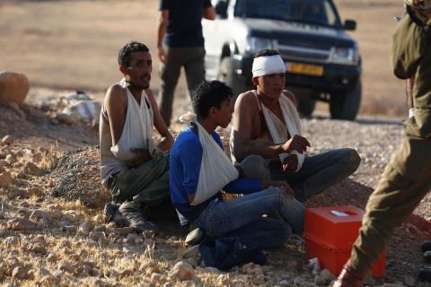قطعان المستوطنين بحماية جنود الاحتلال تعتدي بالضرب على الرعاة من عرب المليحات شمال غرب اريحا.(عدسة:سليمان ابو سرور/وفا)