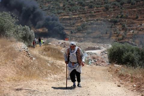 اشتباكات بين المتظاهرين الفلسطينيين وقوات الاحتلال الإسرائيلي عقب المسيرة الأسبوعية ضد الاستيطان في بيتا.jpg