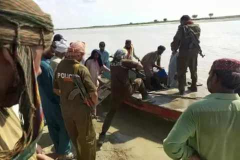 شرطيون ومتطوعون يصعدون على متن قارب للبحث عن ناجين من جراء غرق مركب في نهر السند في 18 تموز/يوليو 2022 afp
