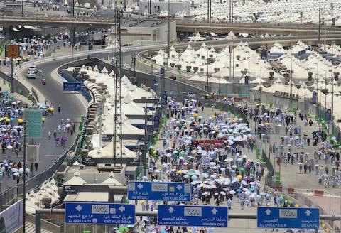 حجاج بيت الله الحرام يواصلون في مشعر منى بمكة المكرمة رمي الجمرات بأول أيام التشريق 3.jpg