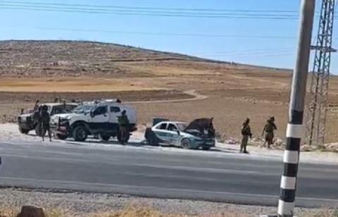 قوات الاحتلال خلال محاولتها الاستيلاء على مركبة في مسافر يطا.JPG