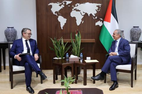 اشتية: الدعم المقدم من المجتمع الدولي لفلسطين يواجه بتدمير إسرائيلي ممنهج