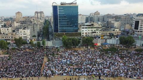 صور جوية للفلسطينيين أثناء أداء صلاة عيد الأضحى في مدينة غزة