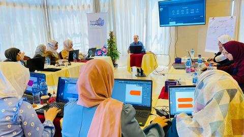 فلسطينيات تبدأ تدريبًا في مجال الانفو جرافيك والفيديو جرافيك