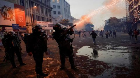 رجال الشرطة يستخدمون قنابل الغاز والمياه لتفريق محتجين قرب مقر الرئيس السريلانكي غوتابايا راجابكسا في كولمبو. (رويترز).jpeg