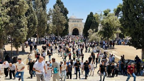 مواطنون يؤدون صلاة الجمعة في رحاب المسجد الاقصى 5(1).jpg