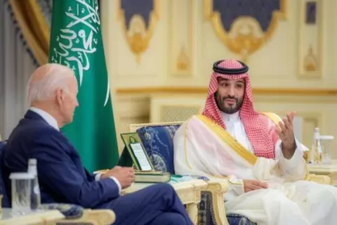 الرئيس الأمريكي جو بايدن (الى اليسار) وولي العهد الأمير محمد بن سلمان في جدة يوم الجمعة. صورة حصلت عليها رويترز من البلاط الملكي السعودي