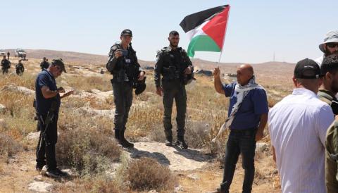 اهالي منطقة ام الرخيم قرب يطا يتصدون للمستوطنين الذين اقتحموا اراضي المواطنين بحماية الجيش بحجة رعي المواشي