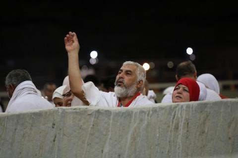 حجاج بيت الله الحرام يواصلون في مشعر منى بمكة المكرمة رمي الجمرات بأول أيام التشريق.jpg
