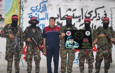 «الديمقراطية» وجناحها العسكري تزور عائلة الشهيد يوسف الوصيفي في ذكرى استشهاده