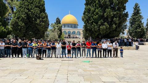 مواطنون يؤدون صلاة الجمعة في رحاب المسجد الاقصى