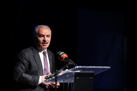 اشتية خلال كلمته في ذكرى مرور خمسين عام على استشهاد الروائي المناضل غسان كنفاني .. تصوير شادي حاتم 9.jpg
