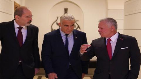 الملك عبدالله الثاني ورئيس الوزراء الإسرائيلي يائير لابيد في قصر الحسينية. (الديوان الملكي الهاشمي) 1.jpeg