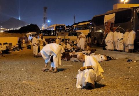 الحجاج المسلمون ينفرون الى مشعر مزدلفة للمبيت فيها وجمع الحصى استعدادا لرمي جمرة العقبة الكبرى صباح أول أيام عيد الأضحى المبارك، خلال موسم الحج في مكة المكرمة 24.jpg