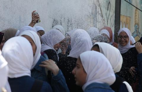 طلبة الثانوية العامة يحتفلون باليوم الأخير من امتحانات "توجيهي" في مدينة غزة