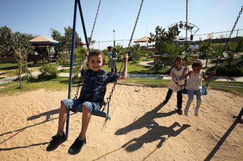 أطفال فلسطينيون يلعبون داخل حديقة العودة شرق مدينة غزة.jpg