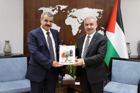 اشتية يتسلم التقرير السنوي لديوان الرقابة المالية والإدارية للعام 2021.jpg