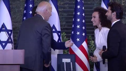مغنية إسرائيلية شهيرة تضع بايدن في موقف محرج.jpg