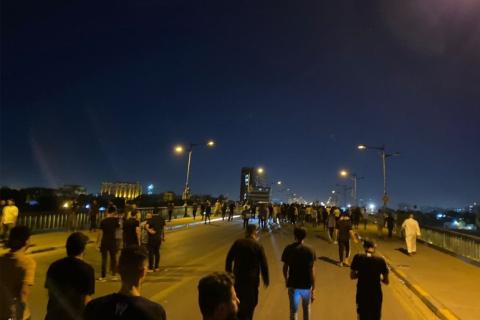 انسحاب المتظاهرين من البرلمان بدأ بعد نحو 3 ساعات من اقتحامهم المبنى (وكالة الأنباء العراقية).jpg