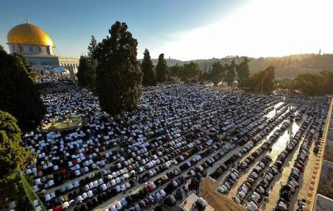 فلسطينيون يصلون صلاة العيد في اليوم الأول من عيد الأضحى في المسجد الأقصى في مدينة القدس