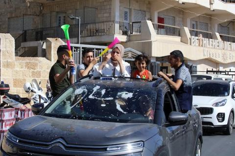 فلسطينيون يحتفلون بعد ظهور نتائج الثانوية العامة في مدينة بيت لحم 91.jpg