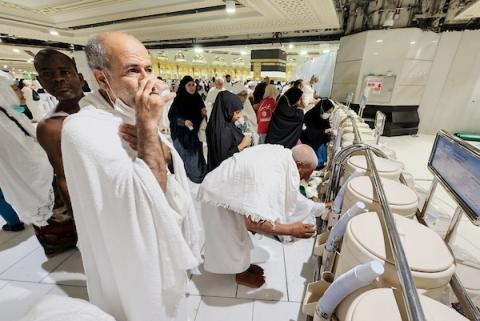 الحجاج المسلمون يشربون من ماء زمزم خلال موسم الحج داخل المسجد الحرام في مدينة مكة المكرمة