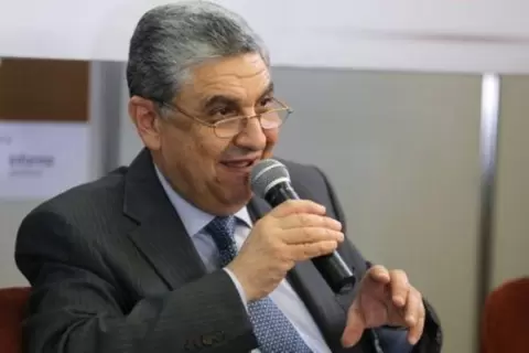 وزير الكهرباء المصري محمد شاكر يتحدث في مؤتمر صحفي في القاهرة بصورة من أرشيف رويترز.webp