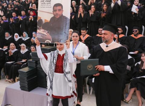 عائلة الأسير زكريا زبيدي تتسلم شهادة الدراسات العليا (الماجستير) من جامعة بيرزيت نيابة عنه 2.jpg