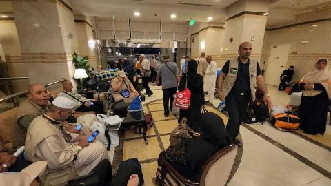 بدء مغادرة الفوج الأول من حجاج قطاع غزة إلى مطار المدينة المنورة استعدادا للعودة إلى القطاع 1.jpg