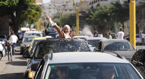 أجواء الاحتفالات بنتائج الثانوية العامة في مدينة الخليل.jpg