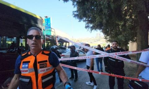 الآلاف يشيعون جثمان الزميلة شيرين أبو عاقلة إلى مثواه الأخير في القدس