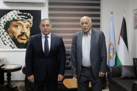 الرجوب يبحث مع السفير المصري آخر المستجدات.jpg