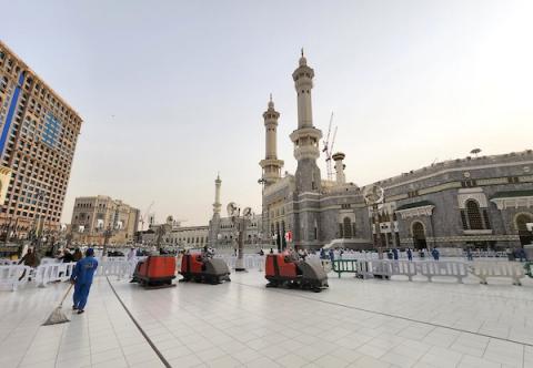 عمال النظافة يعملون على مدار الساعة كخلية نحل لتعقيم وتطهير الحرم المكي خلال موسم الحج.jpg