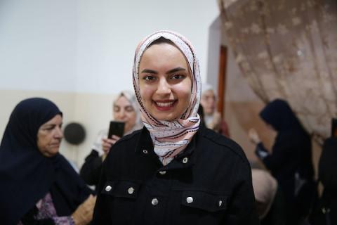 الطالبة نغم النجار والحاصلة على بنسبة 99.1% في غزة.
