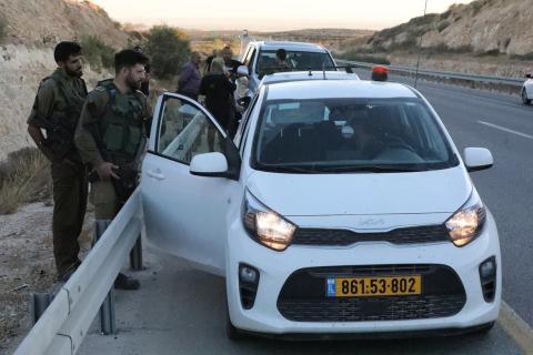 الخليل - قوات الاحتلال تعتقل مواطنا عقب إطلاق النار على مركبته، في بلدة الظاهرية جنوب الخليل..jpg